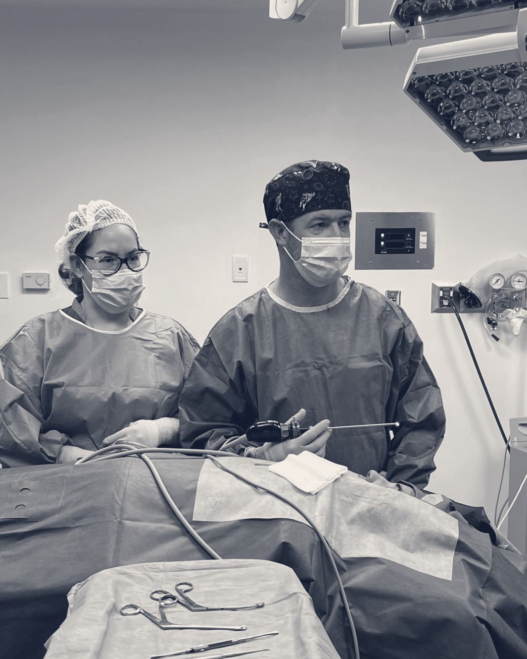 El Dr. Rodrigo Fernández con el endoscopio en el quirófano, junto a su equipo